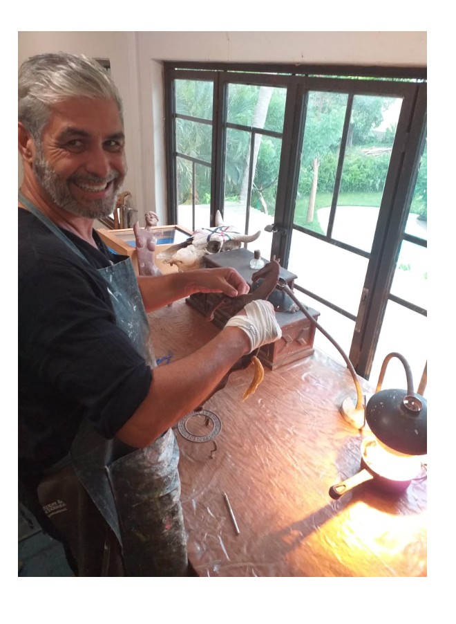 Luis Espiridión trabajando una pieza sobre la mesa de su taller