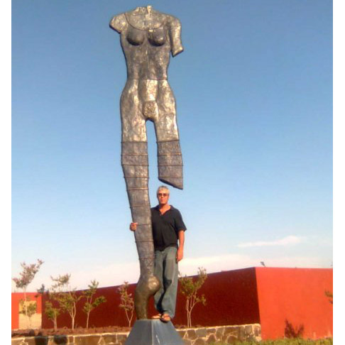 Luis Espiridión junto a una de sus esculturas monumentales